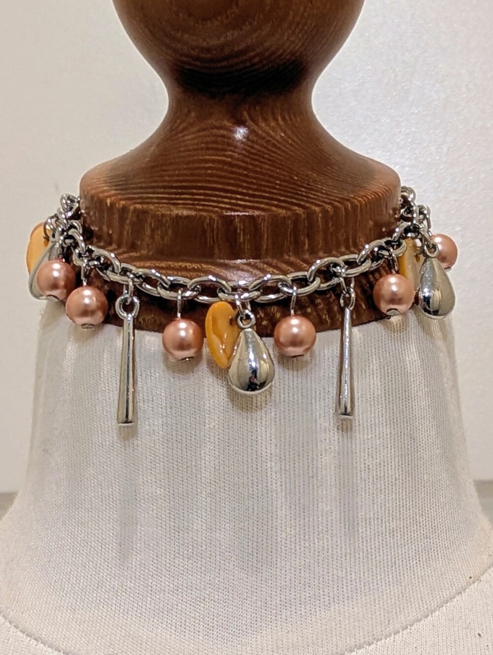 EUC Y2K Peach Mother of Pearl and Silvertone Bead Adjustable Length Bracelet